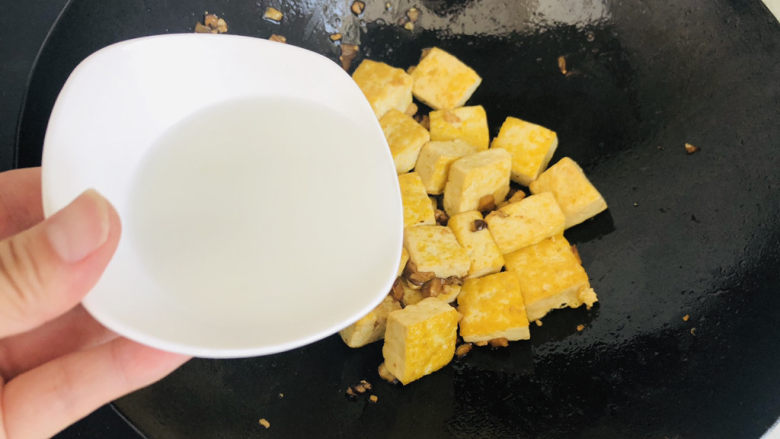 香菇肉末豆腐,加点水淀粉勾芡，吧啦均匀出锅（淀粉+水和开就是水淀粉）。