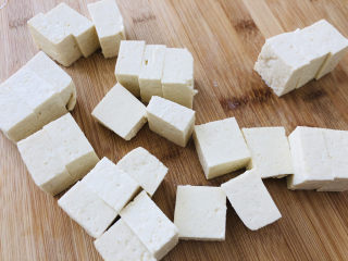 香菇肉末豆腐,切成小块备用。