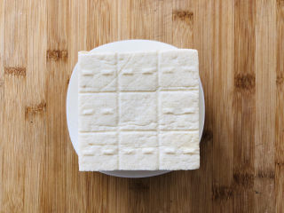 香菇肉末豆腐,买回来的豆腐先用清水冲洗干净、沥干水分。