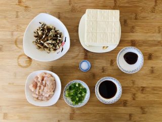 香菇肉末豆腐,先把需要的食材提前准备好。