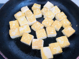 香菇肉末豆腐,煎好后盛出备用。
这里最好使用平底不粘锅，豆腐稍微煎一下可以避免豆腐在炒的过程中散掉。