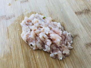 香菇肉末豆腐,这里的肉可以是猪肉也可以是鸡肉，先把它们自己剁成肉靡。