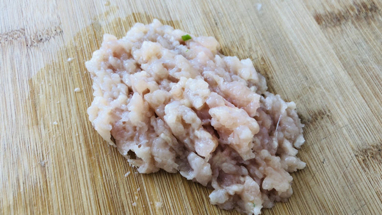 香菇肉末豆腐,这里的肉可以是猪肉也可以是鸡肉，先把它们自己剁成肉靡。