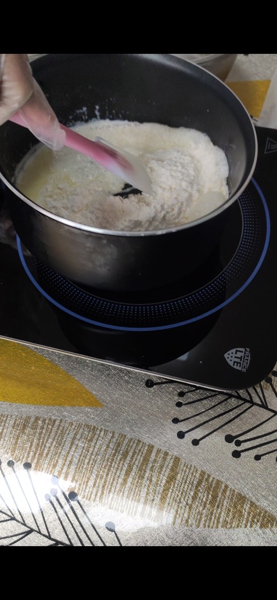 酥皮泡芙,然后立马加入低筋粉速度要快。搅拌均匀
