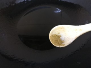 醋溜豆芽,油微热放入适量十三香。