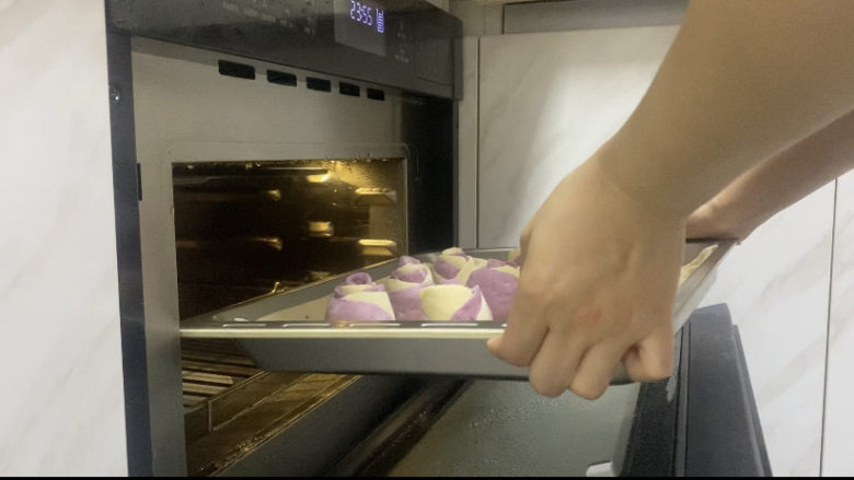 紫薯玫瑰花馒头,放入蒸箱蒸25分钟