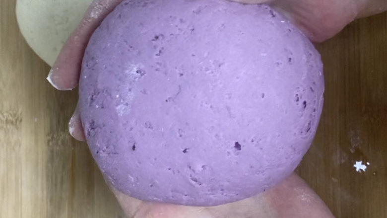 紫薯玫瑰花馒头,移至案板揉成面团