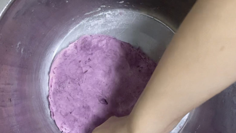 紫薯玫瑰花馒头,用手轻轻按压排气