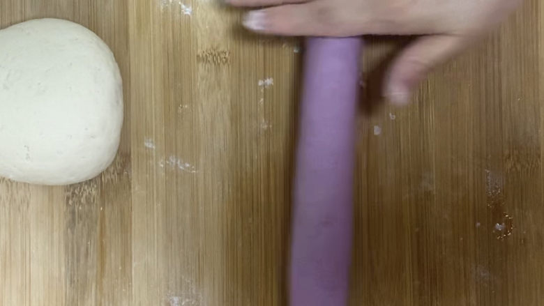 紫薯玫瑰花馒头,滚成长条，粗细的话直径大概5cm
