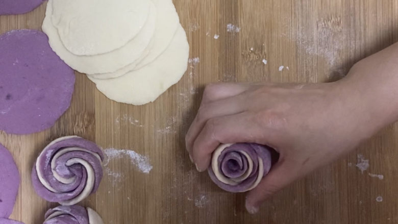 紫薯玫瑰花馒头,这样两朵玫瑰花就做好了