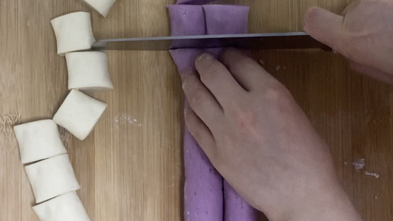 紫薯玫瑰花馒头,同样紫薯面团，切成大概5厘米左右的面剂子