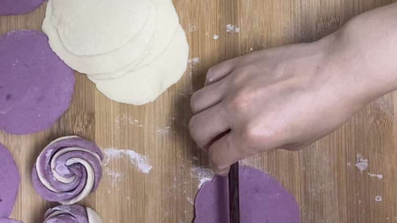 紫薯玫瑰花馒头,交叉叠加7张饼皮，用筷子在中间压一道印