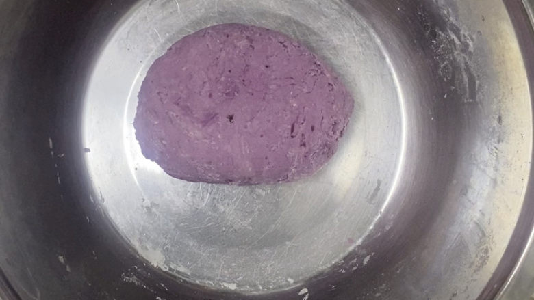 紫薯玫瑰花馒头,加完酵母水，额外的多次少量再加入大概20g水差不多就可以了，具体水量还要看大家买的紫薯品种，和好的面团发酵2个小时