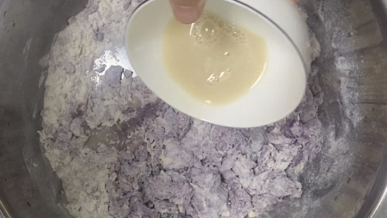 紫薯玫瑰花馒头,酵母水可以分多次添加，以防不好控制量
