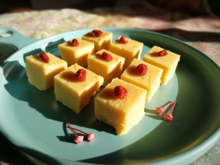 豌豆糕,切小块用枸杞子装饰即可食用。