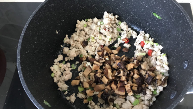 香菇肉末豆腐,肉糜变色后放入香菇粒；