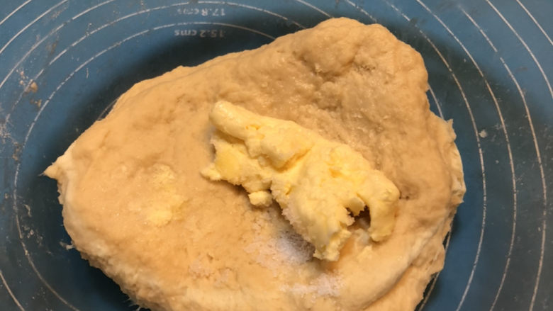 肉松面包卷,揉至初步拓展阶段放黄油和盐