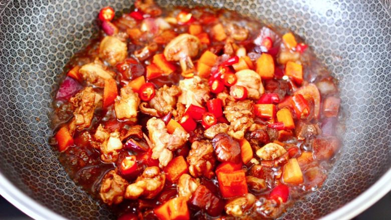 懒人版鸡翅香菇焖饭,加入小米辣翻炒均匀关火。