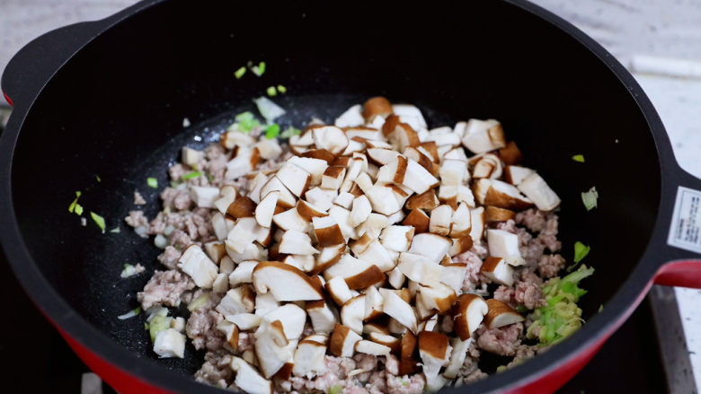 香菇肉末豆腐,加入香菇炒至变软