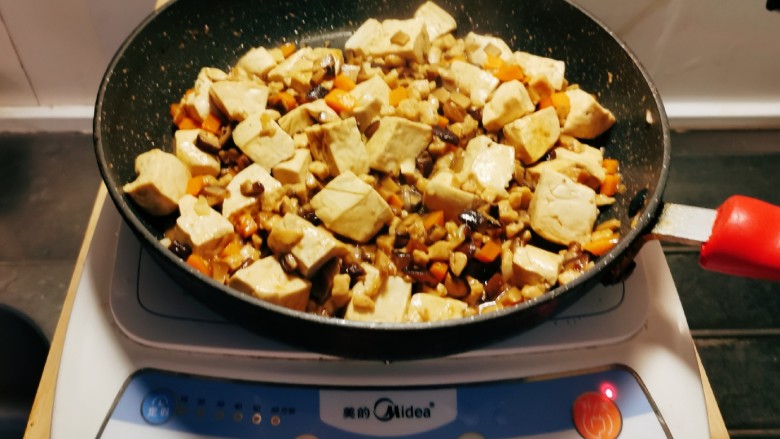 香菇肉末豆腐,直到汤汁收的差不多了 豆腐已经很入味了 关火