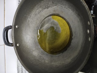 毛豆米烧小公鸡,锅中倒入适量的菜籽油