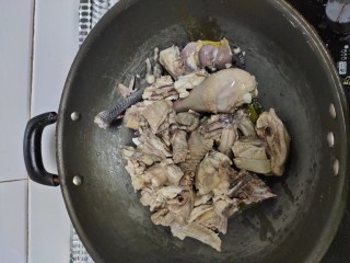 毛豆米烧小公鸡,将鸡放入锅中翻炒