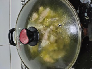 毛豆米烧小公鸡,盖上锅盖中火煮20分钟
