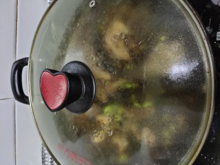 毛豆米烧小公鸡,盖上锅盖焖3分钟