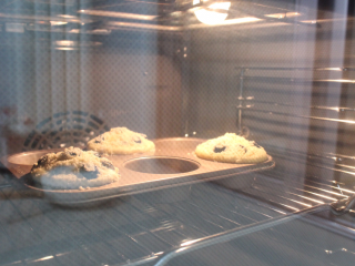 蓝莓玛芬蛋糕,放入预热好的烤箱中，烤大概25-30分钟即可。