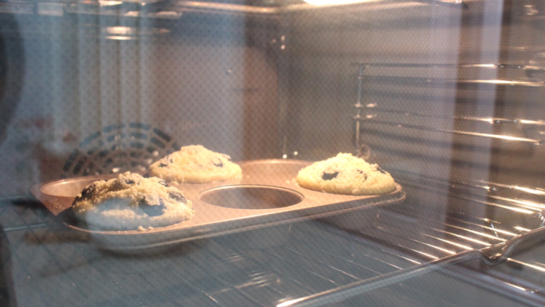 蓝莓玛芬蛋糕,放入预热好的烤箱中，烤大概25-30分钟即可。