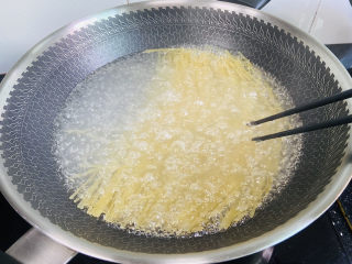 番茄肉酱意面,期间用筷子搅拌数次防止粘连