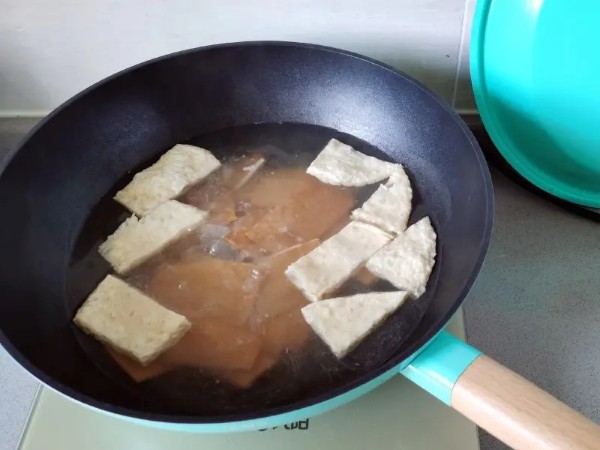 简单易做的麻辣香锅,干豆腐和五香豆腐片焯水捞出备用