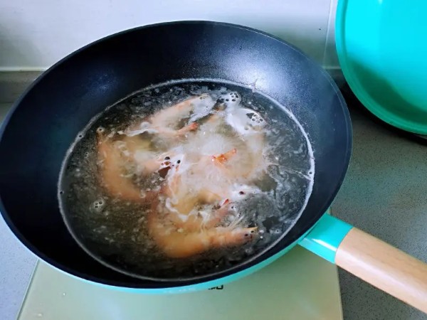 简单易做的麻辣香锅,放入虾焯水捞出备用