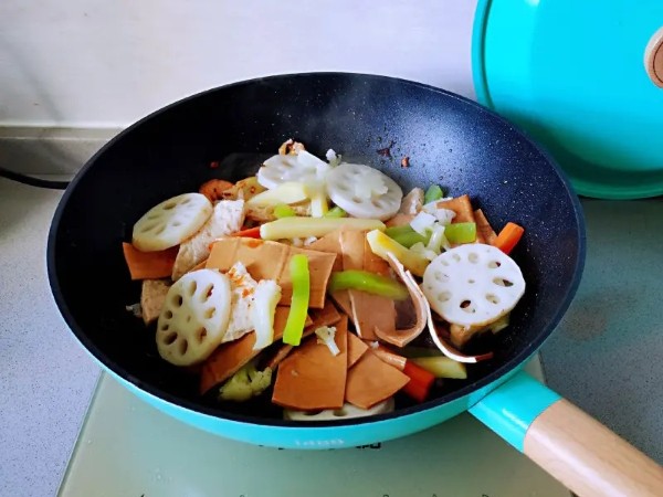 简单易做的麻辣香锅,倒入所有蔬菜翻炒均匀