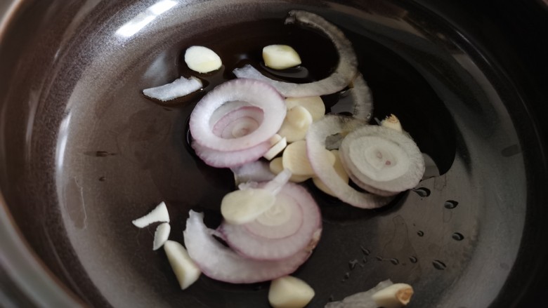 泡菜肥牛锅,砂锅放油，加入蒜片、洋葱爆香。