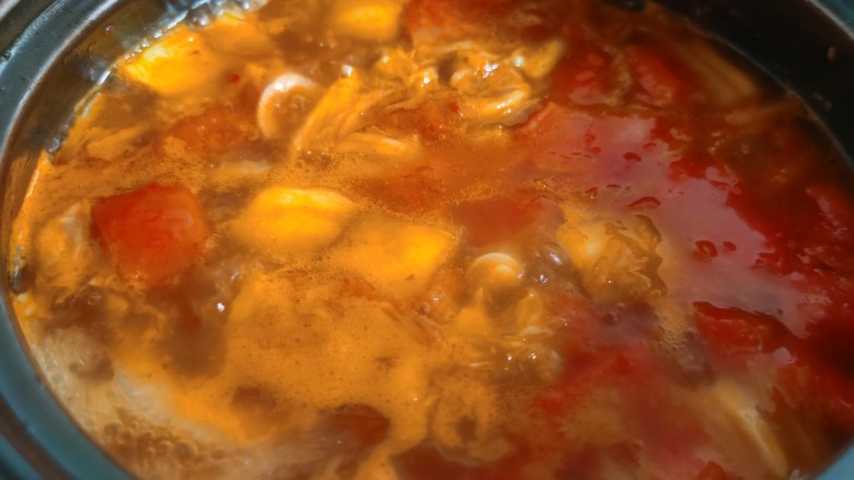 泡菜肥牛锅,倒入适量热水。