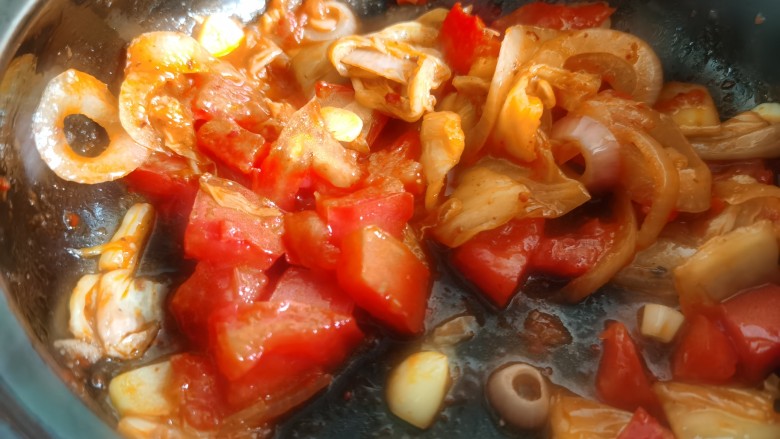 泡菜肥牛锅,加入番茄丁翻炒。