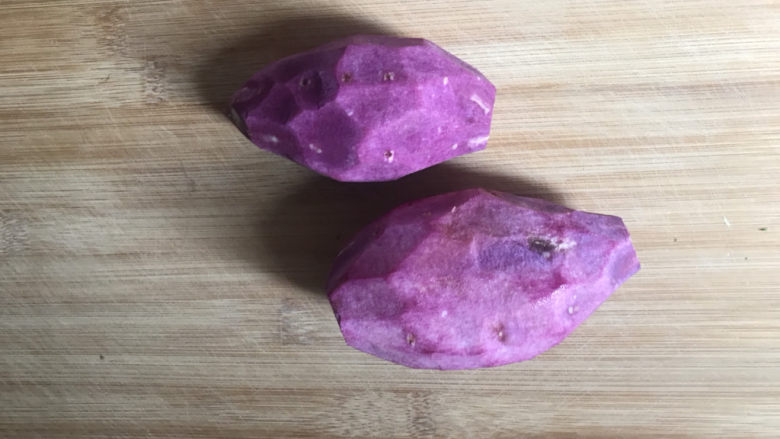 紫薯玫瑰花馒头,紫薯削去外皮