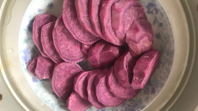 紫薯玫瑰花馒头,洗干净切片上锅蒸熟，蒸15分钟