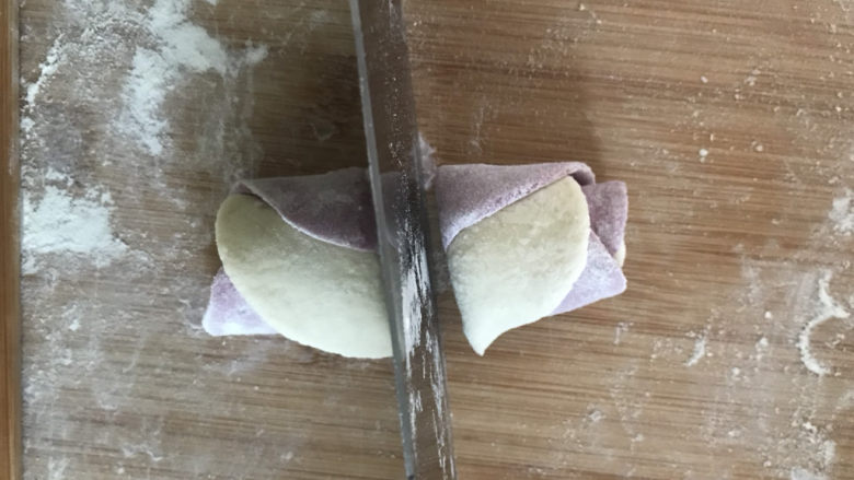 紫薯玫瑰花馒头,用刀切开，沿着筷子压的印切开