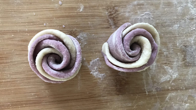 紫薯玫瑰花馒头,用手稍微整理一下，两朵玫瑰花完成了