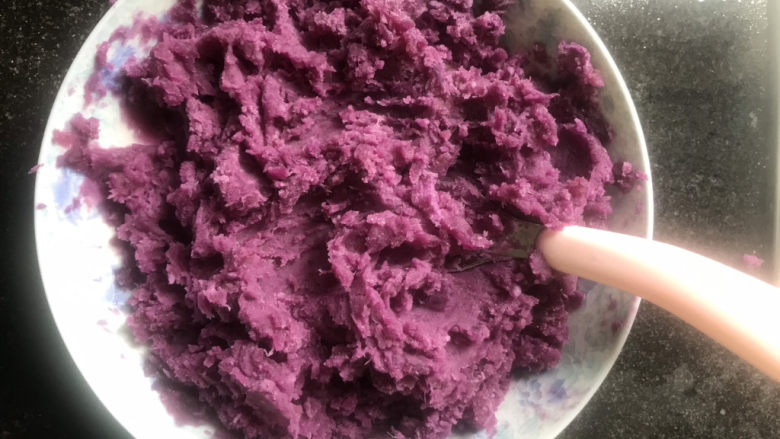 紫薯玫瑰花馒头,压成细腻的泥状
