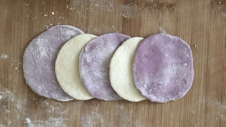 紫薯玫瑰花馒头,5个为一组，一紫一白的摆放，用筷子在中间压一下