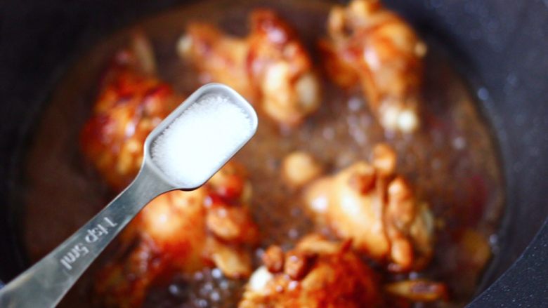 消暑解腻的茶香鸡翅根,根据个人口味加入适量的盐调味。