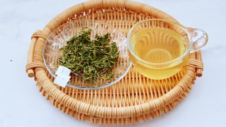 消暑解腻的茶香鸡翅根,把浸泡好的绿茶包取出来，拆开茶叶包把茶叶取出备用。