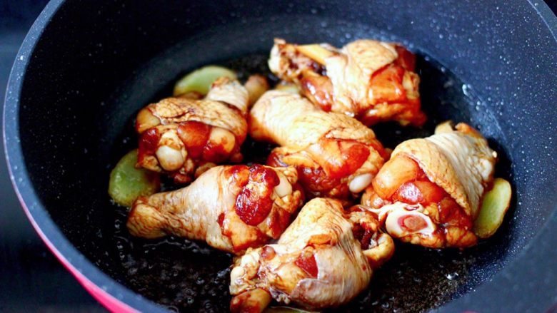消暑解腻的茶香鸡翅根,把鸡翅根放入锅中，小火慢慢煎至。