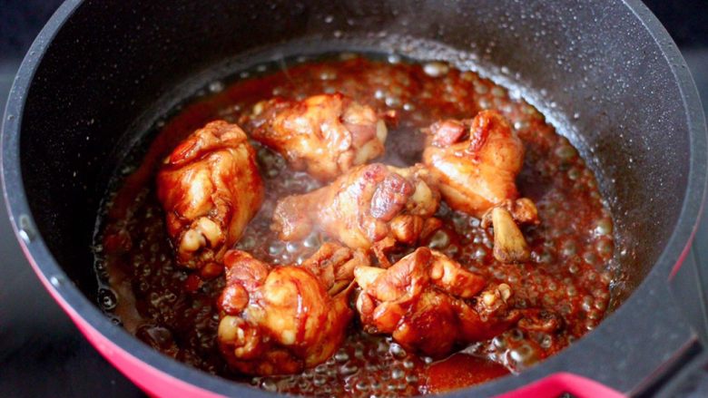 消暑解腻的茶香鸡翅根,大火烧开后转小火焖至锅中汤汁浓稠时即可关火。