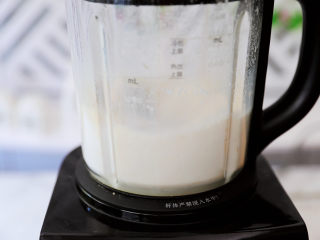 奶香大半糕,启动机器打成米浆，记得不要加热程序，直接搅打成浆就可以了