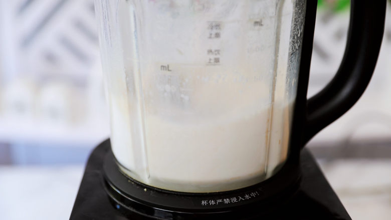 奶香大半糕,启动机器打成米浆，记得不要加热程序，直接搅打成浆就可以了