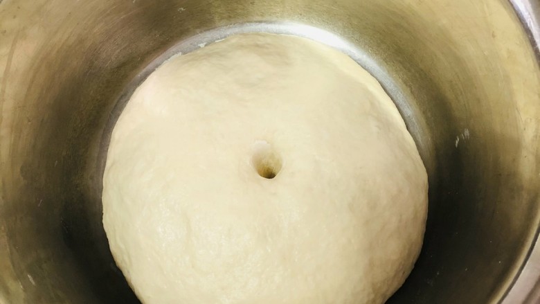 芝士榴莲披萨,发酵至这个状态，用手指沾上面粉戳下入不回弹就好